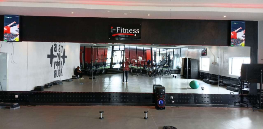 Digital Gym Screen Network — iFitness, Jakande advertising face and surrounding environment